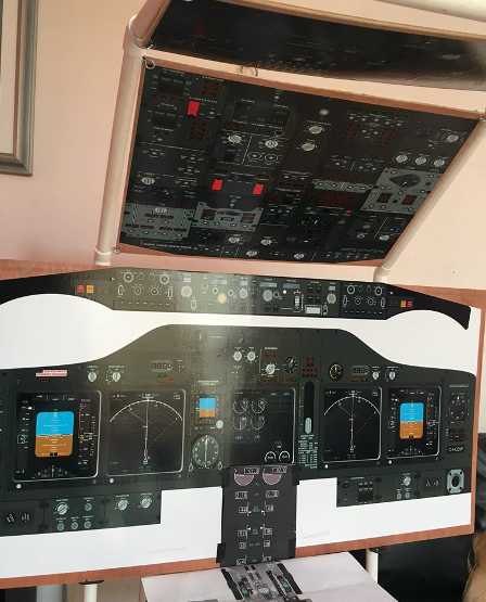 Cockpit de Boeing con tubos PVC y madera Triplex 